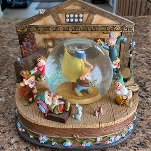 Snow White and seven dwarfs globe